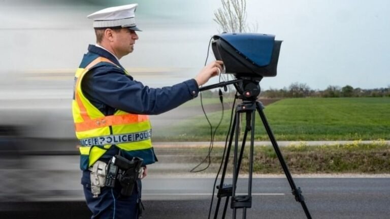 Úgy repesztett egy BMW-s Újszászon, hogy majdnem feldőlt a traffipax + fotó
