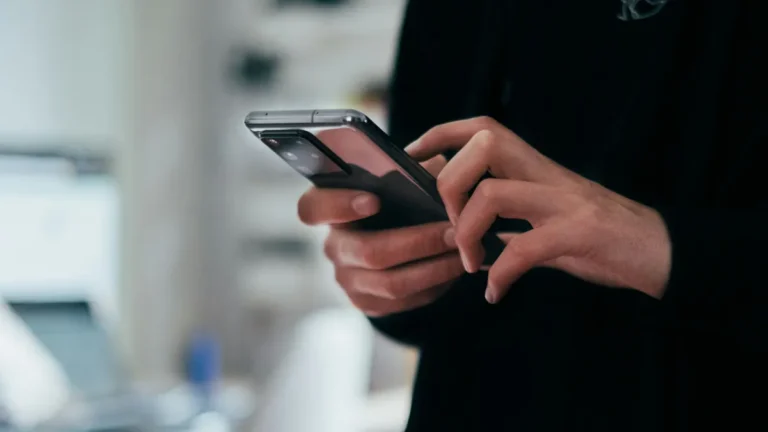 Telefonböjt az iskolákban: valóban járható út?