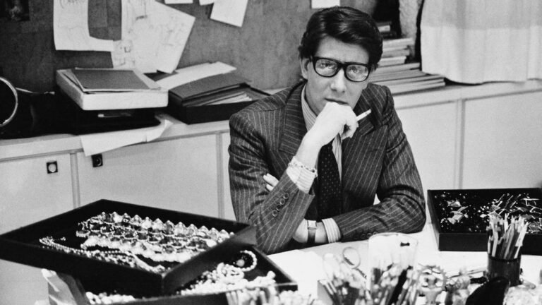 Zaklatták az iskolában, később a divat legendája lett – 10 érdekesség a 90 éve született Yves Saint Laurent-ról