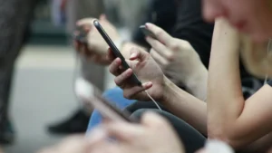 Meglepő fordulat a képernyőidőről: ezt találták a gyerekeket nyolc éven át vizsgáló kutatók