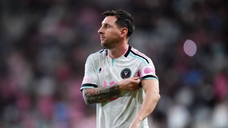 Lionel Messi magyar futballistát ölelgetett az első meccsén a vb-döntő után
