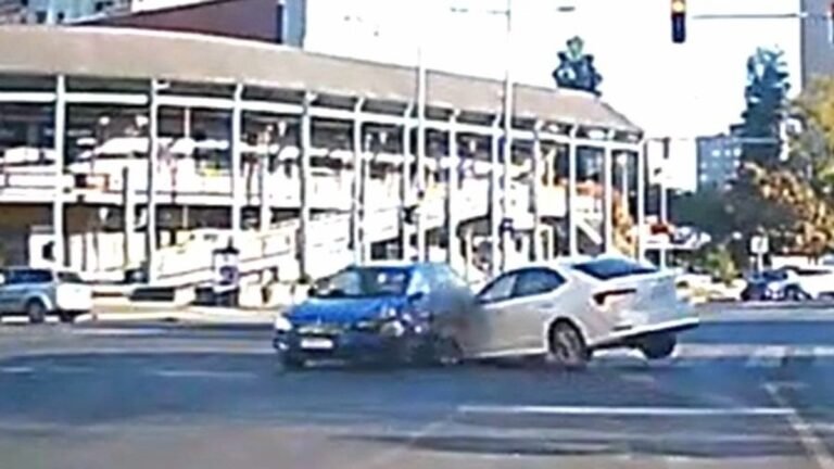 Hatalmas karambolt rögzített a fedélzeti kamera Újpesten + videó