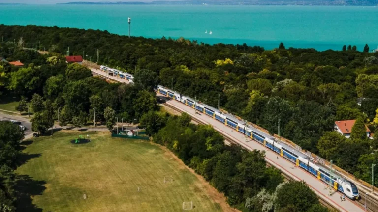 Különleges módszerrel védi a síneket és lassítja a vonatokat a MÁV az extrém hőségben