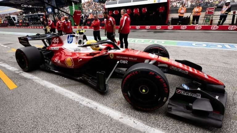 Hamilton odamutatott Verstappennek, mégis egy nevető harmadik örülhetett
