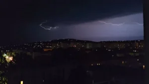 Péntek este megérkezett a vihar, a kidőlt fák miatt sok dolga van a tűzoltóknak – videó