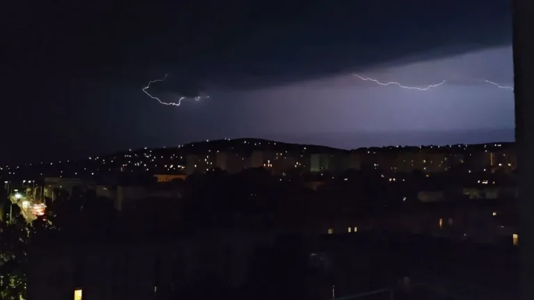 Péntek este megérkezett a vihar, a kidőlt fák miatt sok dolga van a tűzoltóknak – videó