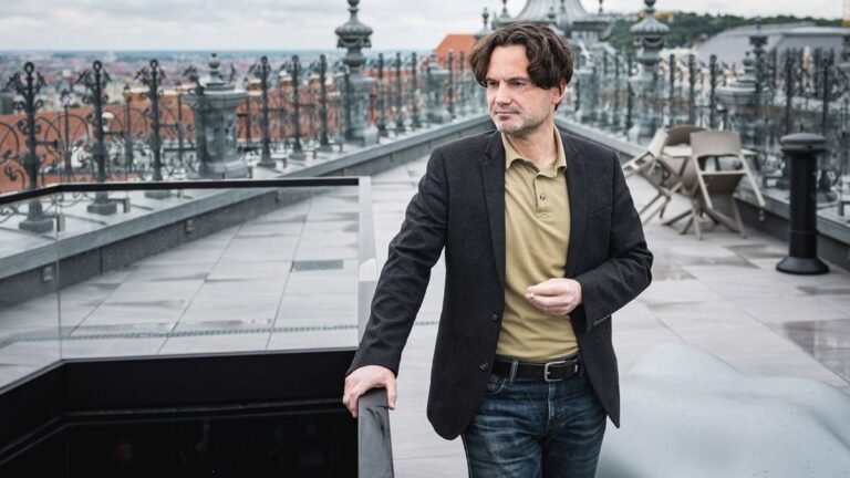 Havasi Bertalan lecsapott, miután Magyar Péter már október 23-ára kalapozik a cégeknél