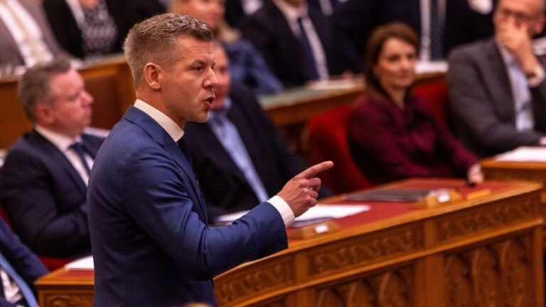 Egyre botrányosabb a Tisza-kormány vízügyi államtitkárának nyaralása, Magyar Péter is beszállt a kommentcsatába