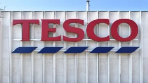 Elraboltak egy tinédzser lányt egy Tesco közelében – 40 perc után sikerült megszöknie