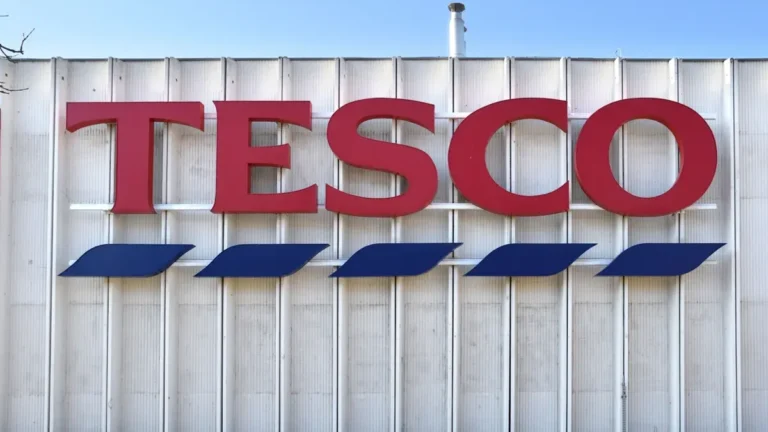 Elraboltak egy tinédzser lányt egy Tesco közelében – 40 perc után sikerült megszöknie