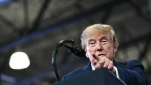 Trump azzal viccelt, hogy hamarosan amerikai területnek nyilvánítja a Hormuzi-szorost – videó