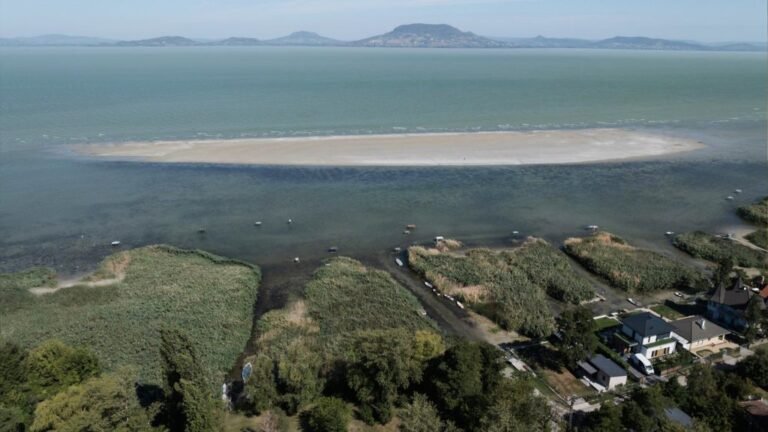 Drónfelvételen az aszály sújtotta Balaton