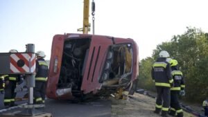 Kihúzta a húgát és egy férfit a roncsok alól, aztán összeesett – megszólalt a buszbaleset egyik túlélője