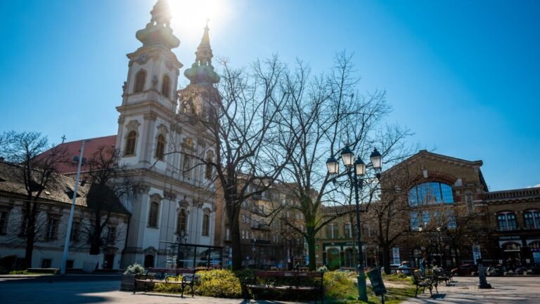 Robbanótestek bukkantak elő a Dunából a Batthyány térnél