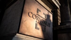 „Ne higgye senki, hogy ez bármilyen megfutamodás lenne!  – távozik a Corvinus nagy botrányának kulcsszereplője