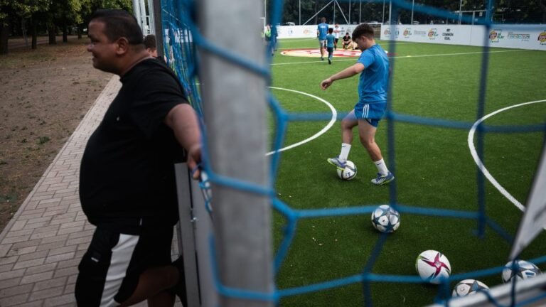 „Van, aki előbb jutott el Mexikóba, mint a Balatonhoz” – így adhat a foci valóban egy második esélyt