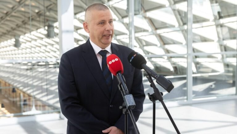 A honvédség zacskós vízzel és vízszállító járművekkel segíti a lakosságot a hőségben
