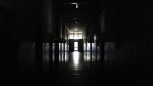 Megtagadta a gimnázium egykori transznemű diákjától, hogy törölje a nevét és fotóját a tablóról, a NAIH utóbbinak adott igazat
