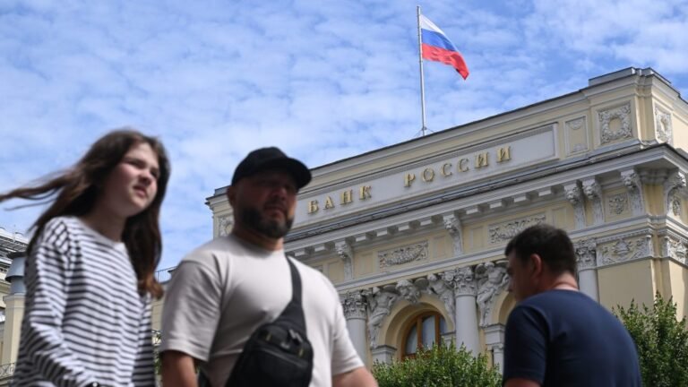 Nyomás alatt az orosz bankok: Putyin elől menekíti a pénzét a lakosság