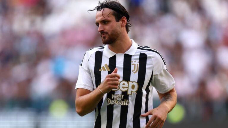 Egy berohanó szurkoló úgy felrúgta a Juventus játékosát, hogy edzeni se tudott