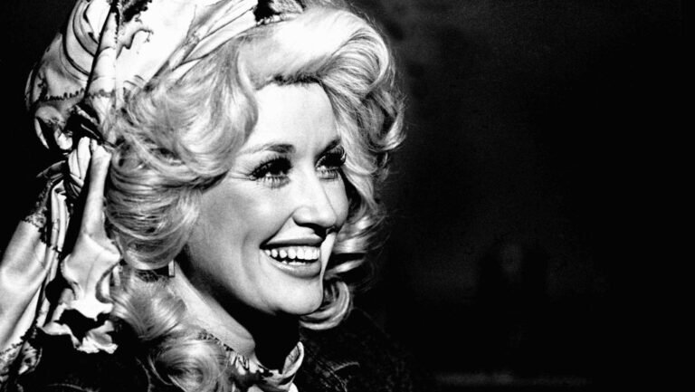 A nő, aki túlmutatott a countryzenén: Dolly Parton maga volt a kapocs a kettéhasított Amerikában