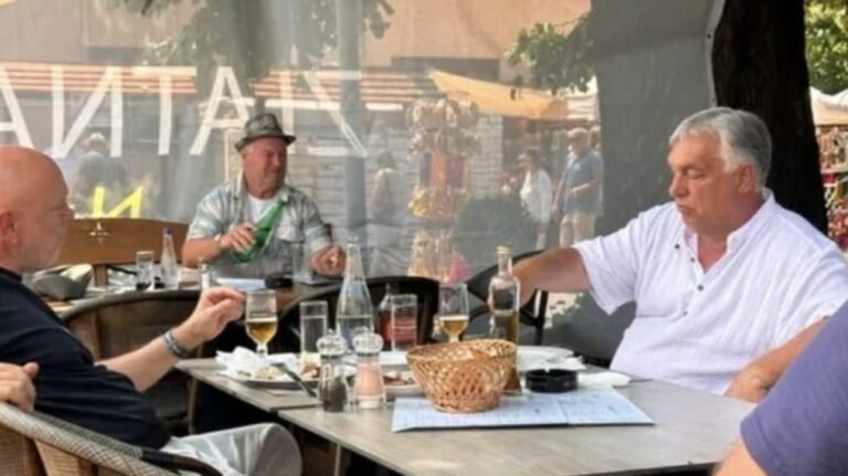 Szerbiában fotózták le Orbánt, aki a barátaival sörözött és evett egy jót a híres fesztiválon