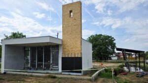 Belső vizsgálat a MÁV-nál, Mészáros Lőrinc bizalmi embere leromboltatja a már majdnem elkészült várókat