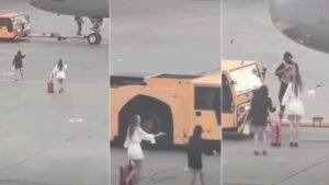 Videón, ahogy az induló gép után rohan két orosz nő a kifutópályán