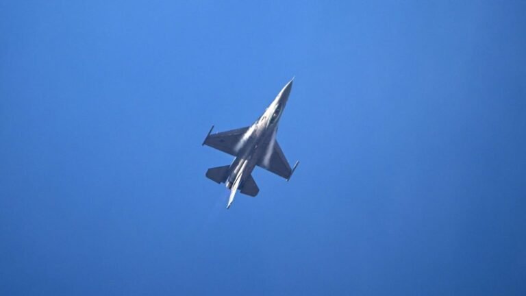 Román F16-osok üldöztek egy idegen drónt, ami végül egy kukoricásba csapódott