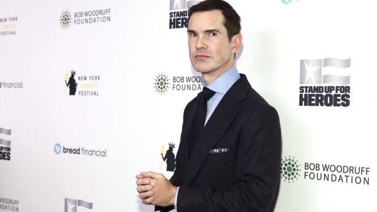 Jimmy Carr brit humorista Budapestre érkezik