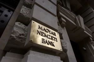 A 4iG-nek 6 milliárdot, Balásy Gyula cégének 2,4 milliárdot fizetett a jegybank Varga Mihály irányítása alatt
