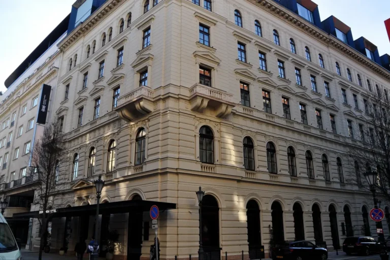 Tiborcz István ötcsillagos hotelében szállásolták el Szijjártóék a külügy vendégeit