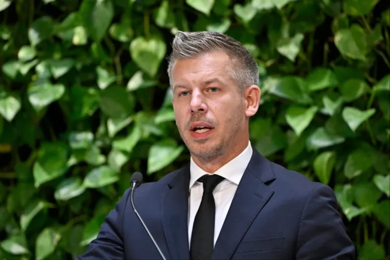 Meghosszabbítja a kormány a bevándorlás miatti válsághelyzetet, Magyar szerint azért, hogy legyen idő megállapodni az EU-val egy új szabályozásról