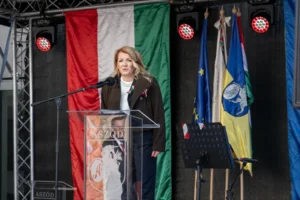 A fideszes polgármester szerint jogellenesen oszlatta fel magát az aszódi képviselő-testület
