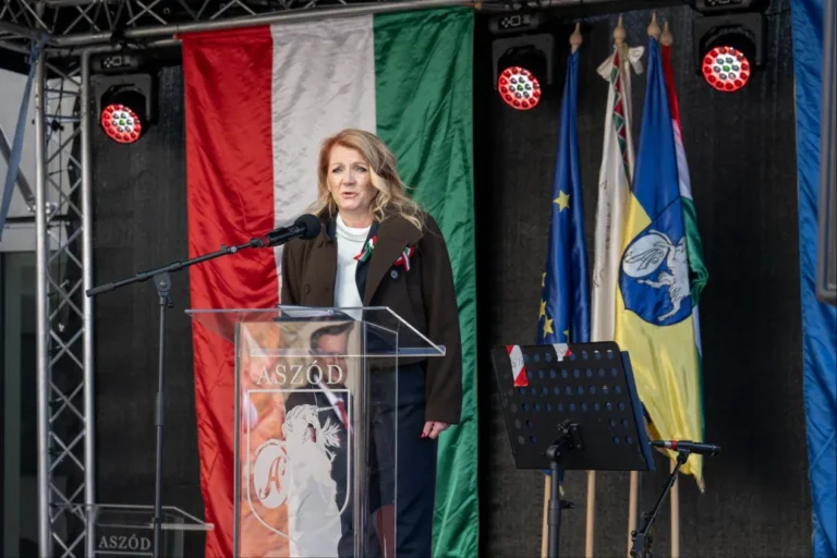 A fideszes polgármester szerint jogellenesen oszlatta fel magát az aszódi képviselő-testület