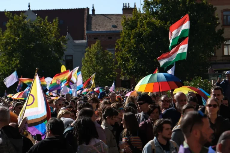 Listáztak minket, az Alkotmányvédelmi Hivatalon keresztül vegzáltak, mondta a Pécs Pride főszervezője az emberjogi fesztivál megnyitóján
