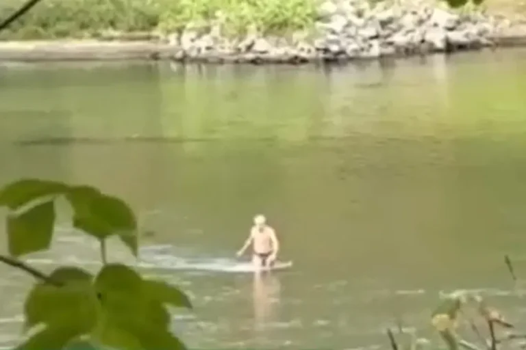 Olyan alacsony a Tisza vízállása, hogy egy férfi simán átgyalogolt Szolnoknál