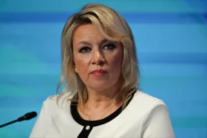 Az orosz külügyminisztérium szóvivője kemény és fájdalmas válaszlépést ígér arra, hogy Magyarország kiutasított tíz orosz diplomatát