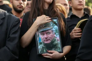 Mladić tömegsírokba szállíttatta gyerekeinket, őt pedig állami tiszteletadással temetik el. Hol az erkölcs?