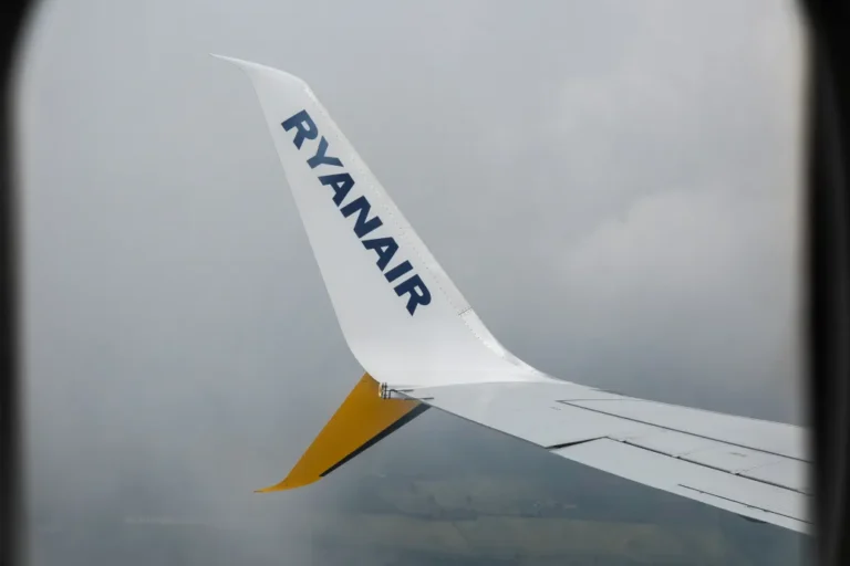 Vitatja a Ryanair, hogy félig kilógott egy utas a gépből, aminek menet közben betört az ablaka