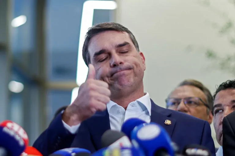 Korrupció és pénzmosás gyanúja miatt nyomoznak Flávio Bolsonaro ellen