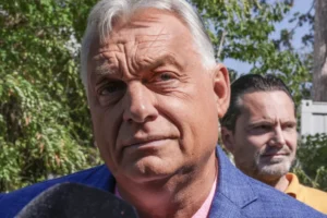 Orbán pihent, Pintér nyugdíjas, Pócs szerint a kormány lenyom döntéseket az emberek torkán – videóriport Kötcséről