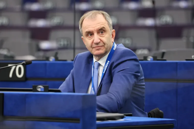 Több mint másfél évtizedes hagyományával szakított a Fidesz az Európai Parlamentben