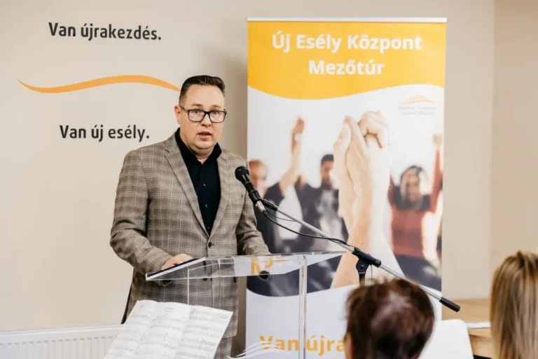 Az elnök cégeivel szerződik egy magyar egyházi misszió, a piac csak lesheti a profitrátát