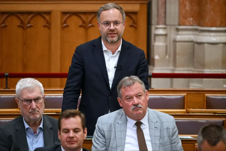 Orbán Balázs mehet az EP-be, Szekeres Pált váltja, aki viszont Lázár helyére ül be a parlamentbe