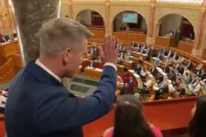 Integessetek a bácsinak – mondta a parlamentbe látogató gyerekeknek Magyar Péter, miután észrevette az őket videózó Pócs Jánost