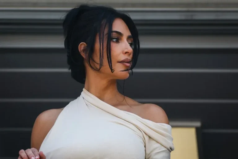 Kim Kardashian 1 eurós kártérítést kapott, a hotel recepciósa 109 ezer eurót a 2016-os fegyveres ékszerrablás után