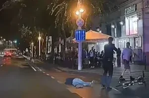 Ájultra vertek egy férfit péntek éjszaka a Vígszínházzal szembeni zebrán, egy rendőr azonnal fegyvert rántott
