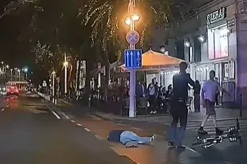 Ájultra vertek egy férfit péntek éjszaka a Vígszínházzal szembeni zebrán, egy rendőr azonnal fegyvert rántott