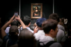 Letartóztattak két látogatót a Louvre-ban, akik a Mona Lisa közelében állították ki a saját műveiket